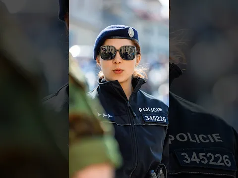 A Czech police officer is always kind 👮🇨🇿#CzechRepublic #CzechPolice # police #streetphotography
