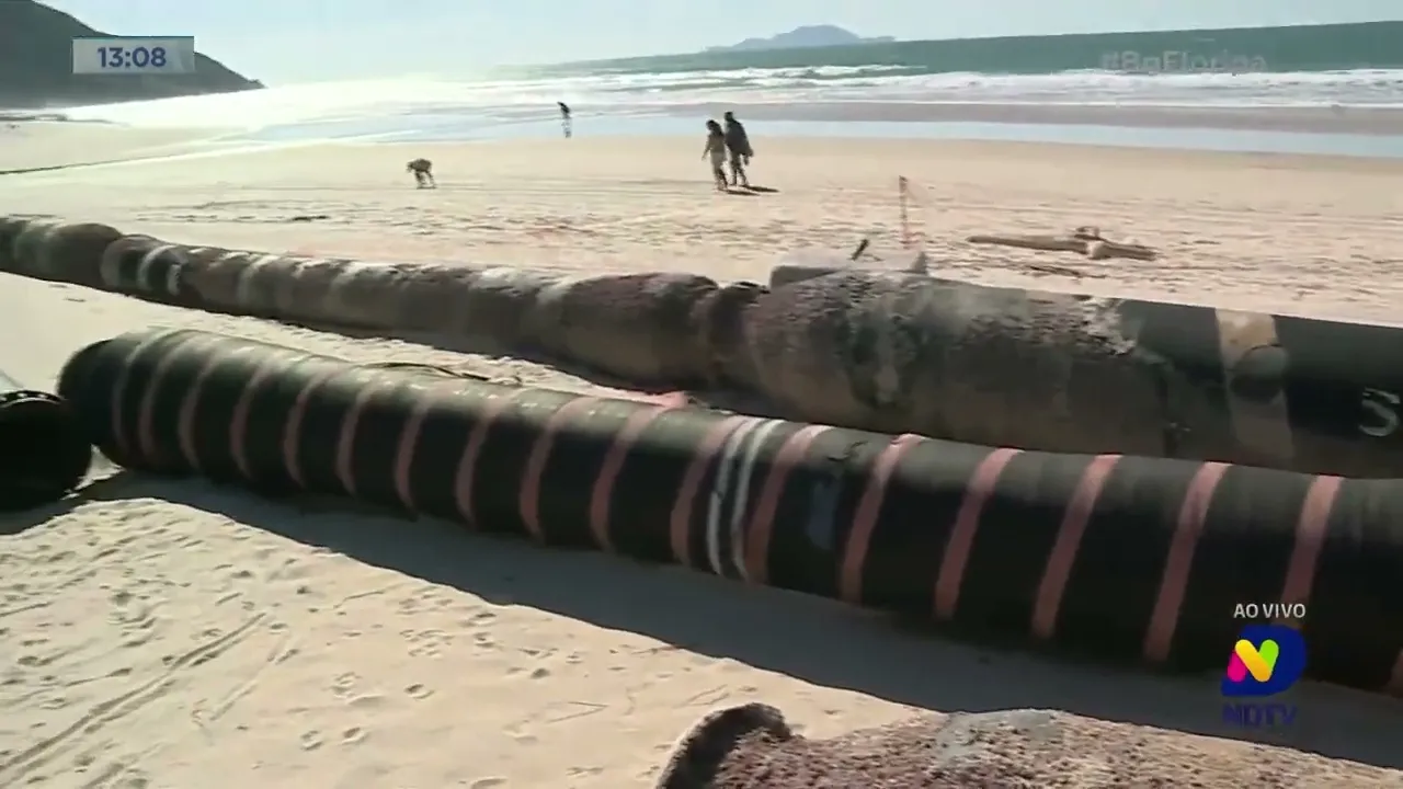 Equipamentos usados nas obras de alargamento estão abandonados na praia dos Ingleses