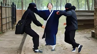 محترفه في الفنون القتاليه والكل بيخاف منها ولما بتقابل شاب وسيم بالصدفه بتعمل نفسها كيوت ومؤدبه ملخص 