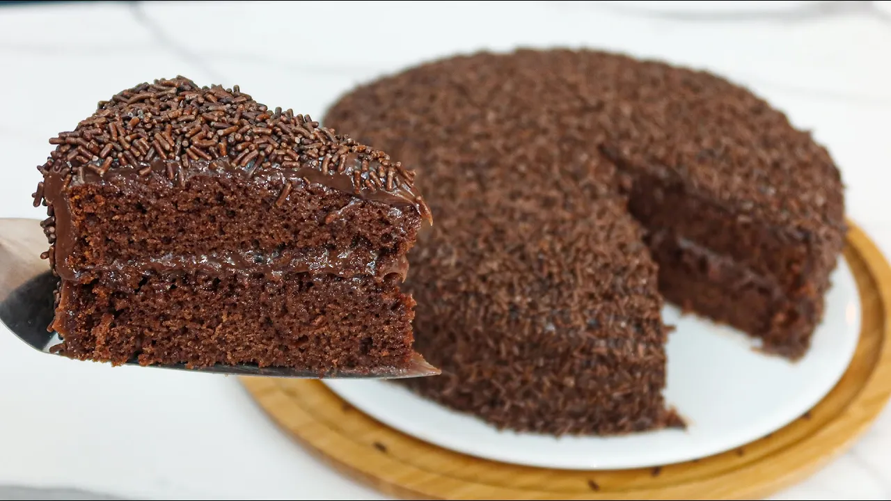 BOLO DE CHOCOLATE COM RECHEIO DE NINHO CREMOSO