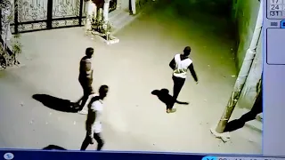 شاهد 3 حرامية يسرقون موتوسيكل من أمام منزل فى مطاى من يشتبه بأحد منهم يبلغنا على الرقم اللى فى الوصف 