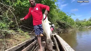 Fishing For Big Barramundi With a Hand line