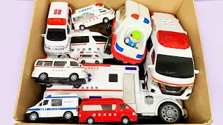 箱から救急車のミニカーをたくさん出して走らせるよ！☆ I'm going to take a bunch of toy ambulances out of the box and race them!