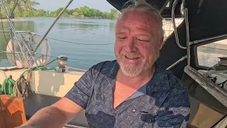 Why I chose to live on a sailboat. (Boat tour)