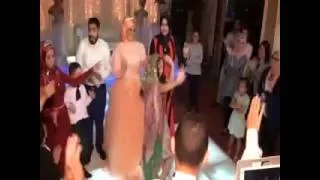 فتاة تفاجئ الجميع فى فرح بنت خالتها وترقص هندى على أغنية تك د نة من فيلم جحيم في الهند Tak Dhinna 