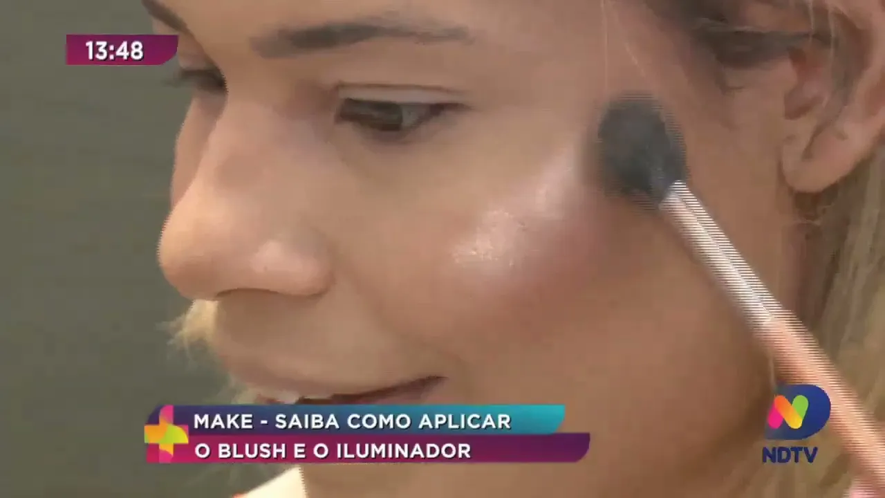 Saiba como aplicar o blush e o iluminador