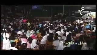 عمرو دياب من كم سنه وانا ميال دندنها