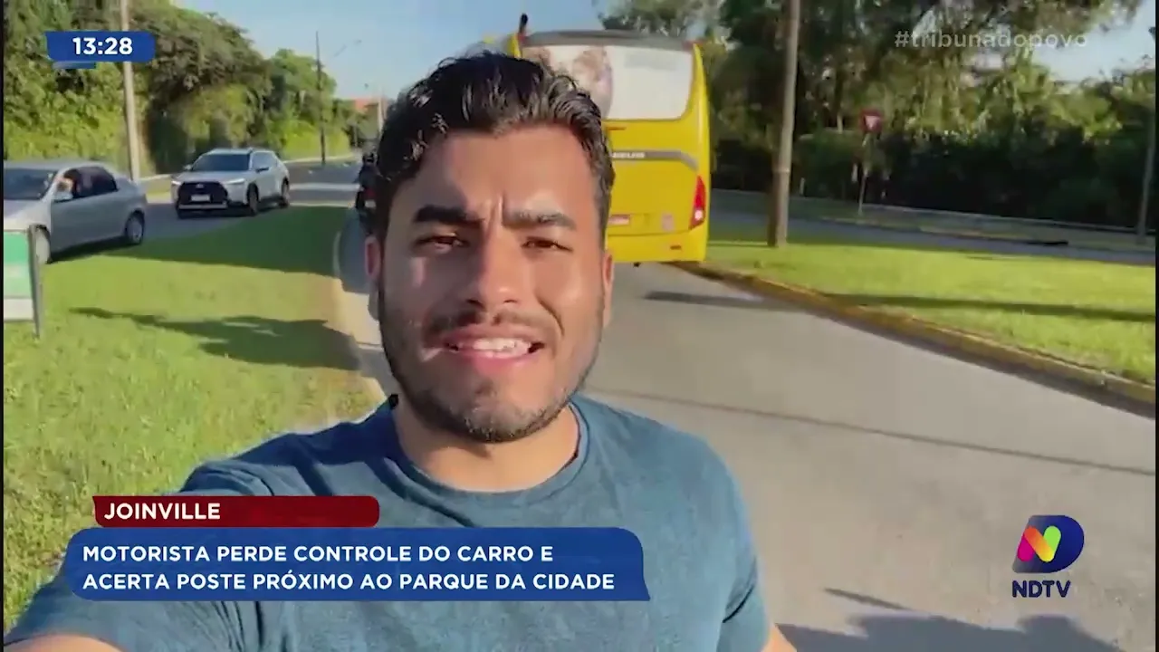 Joinville: motorista perde controle do carro e acerta poste próximo ao parque da cidade