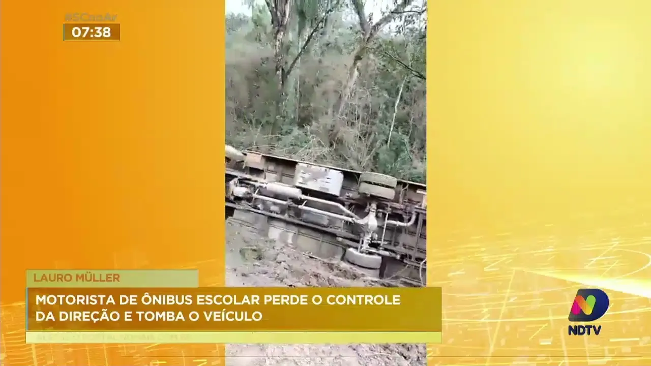 Ônibus escolar cai em ribanceira em Lauro Müeller