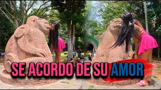 Angela se acordó de su amorcito al ver esta estatua.