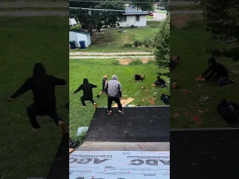 Todos tras la sandía😅🏃🏃 Everyone after the watermelon🏃🏃 #roofing #construction
