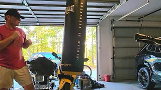Morning #boxing #heavybag warmup to get the blood flowing using the Everlast Powercore.