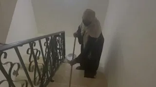 أول تنظيف الدرج عشان ما نزعج الجيران 