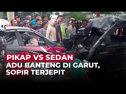 Benturan Dahsyat! Mobil Pikap dan Sedan Tabrakan, Terbalik di Tengah Jalan