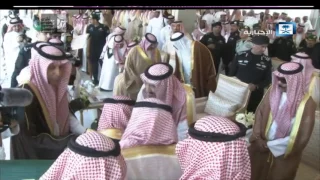 خادم الحرمين الشريفين يكرم الشاعر خلف بن هذال لمشاركاته وقصائده الوطنية دندنها