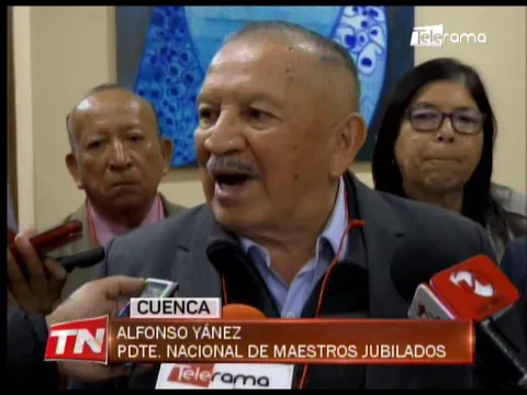 Maestros jubilados exigen pago de compensaciones