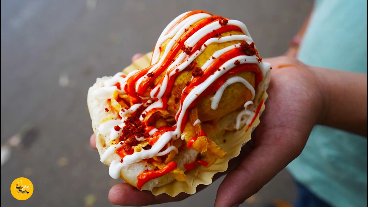 Famous Graduated Aunty Selling Cheese Burst Vada Pav In Mumbai Rs. 30/- Only l Indian Street Food