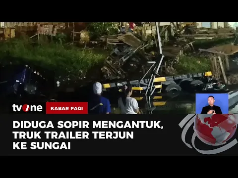 Truk Trailer Terjun ke Sungai Hingga Timpa Perahu Milik Warga