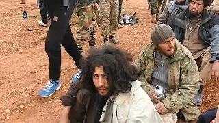 شاهد  المئات من قوات داعش يسلمون أنفسهم لقوات المعارضة السورية دندنها