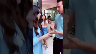 ادا و بورا يلعبون حجرة ورقة مقص 