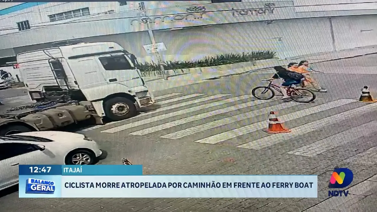 Ciclista é atropelada por caminhão em frente ao ferry boat