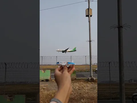 PESAWAT MELINTAS 77 ‼️ Wadidaw... Pesawat citilink mau landing, dekat sekali ya  #citilink