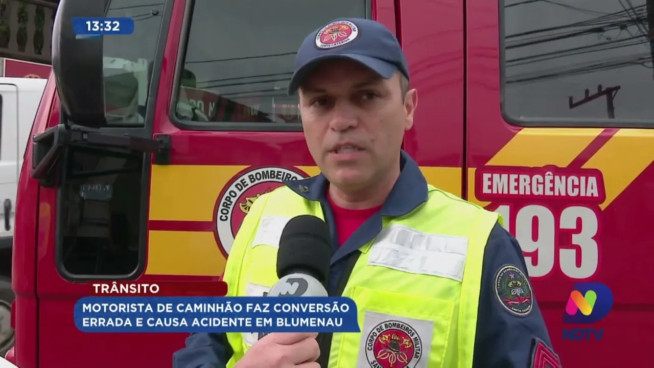 Trânsito: motorista de caminhão faz conversão errada e causa acidente em Blumenau