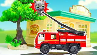 Бедный котик застрял на дереве! Кто его спасет? 🐱🚒