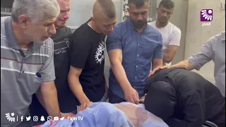 بالدموع عائلة الشهيد سميح أبو الوفا الذي ارتقى في مخيم جنين تلقي عليه نظرة الوداع 