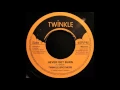 Download Lagu TWINKLE BROTHERS - Never Get Burn