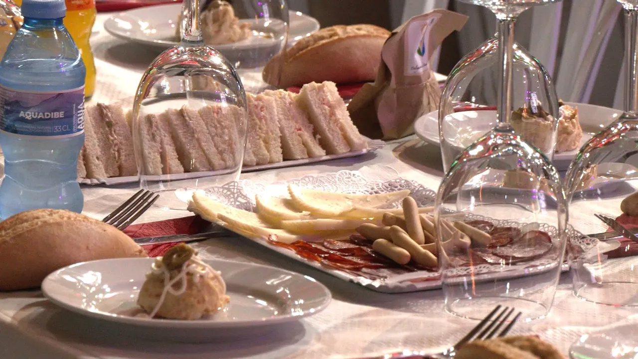 Pensionistas disfrutan de la merienda de Reyes Magos