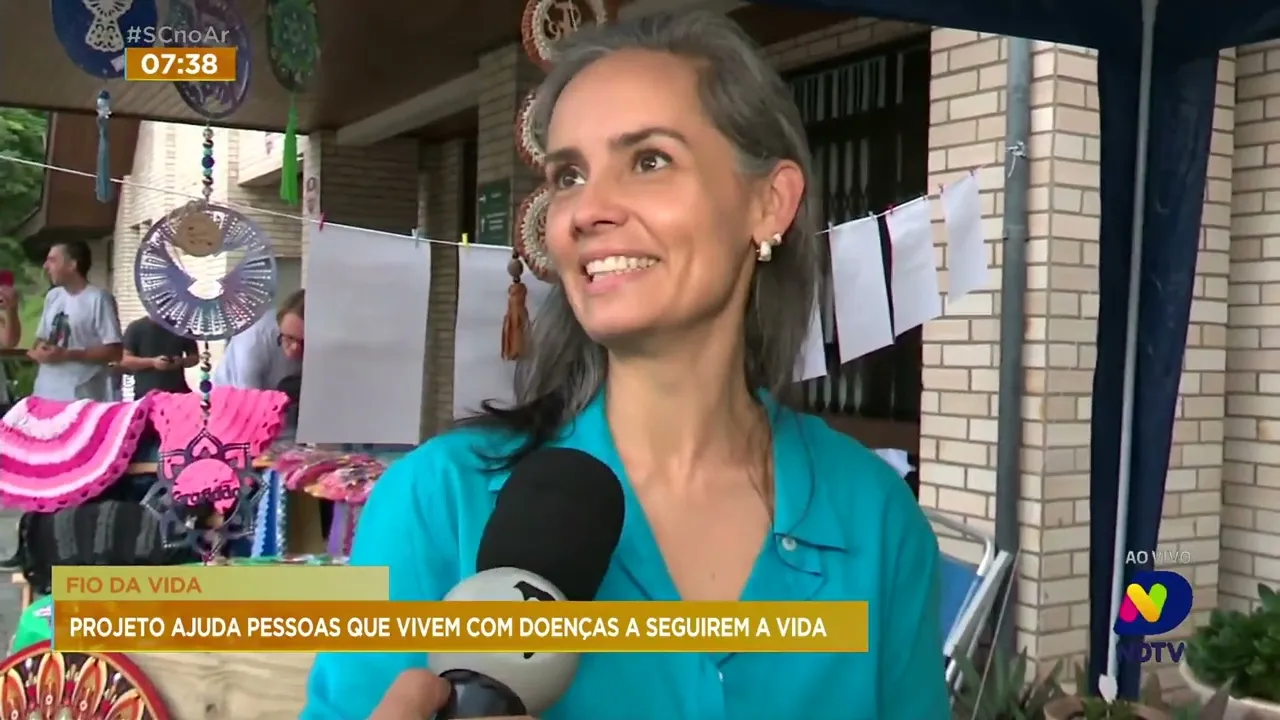 Artesãs do projeto 'Fio da Vida' realizam feira filantrópica em frente a hospital de Blumenau