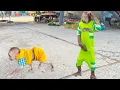 Download Lagu OMG ! CUTIS \u0026 baby monkey have big problems at the market😱