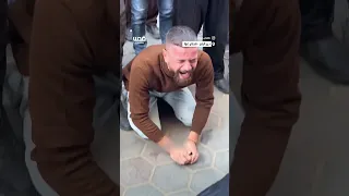 شاب يبكي بشدة أثناء صلاة الجنازة على أفراد عائلته الذين ارتقوا في قصف الاحتلال لمدرسة رفيدة 