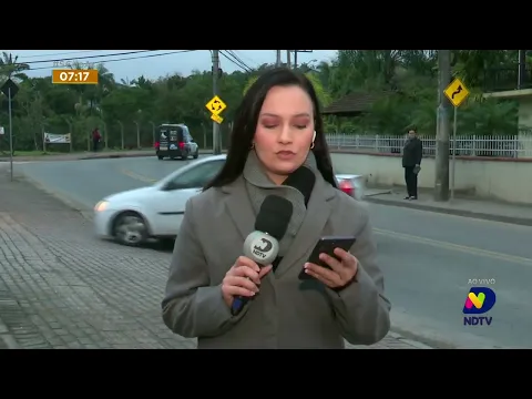 Cachorro é encontrado abandonado e acorrentado na chuva em Blumenau