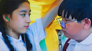 ف المدرسة الكل كان بيتنمر عليه علشان تخين بس لما كبروا حصل العكس وبقت هي قبيحة وهو وسيم فبيقرر يزلها 