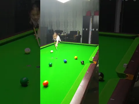 Kid's amazing pool shot: a master in the making