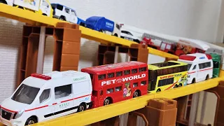 トミカ☆はたらくくるまのミニカーをコンボイから出して坂道を走る！坂道走行試験♪ Working Car Toy Cars Tomica Drive A Steep Hill!! Drive Test!