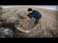 Schatzoekers verrast door het fortuin dat onder de rotsen verborgen ligt!!!