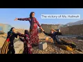 Download Lagu Triomfantelijke overwinning van dakloze Halima na het verslaan van een boze buurman