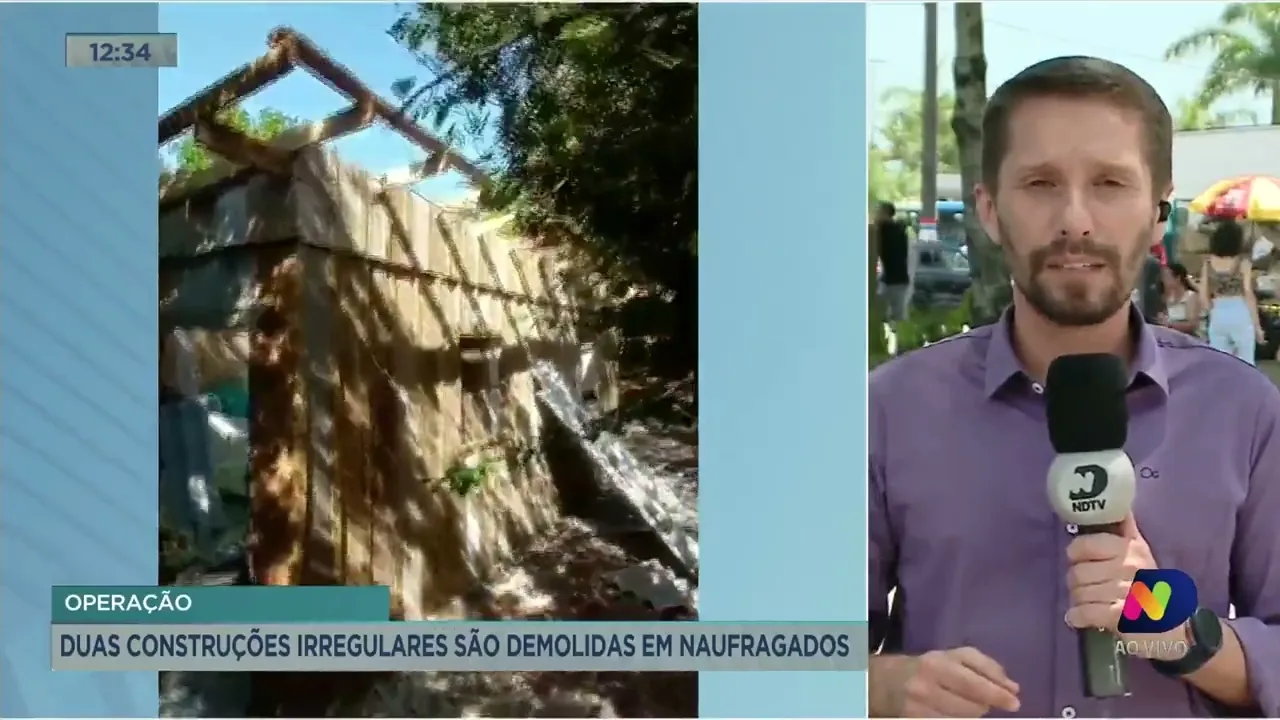 Construções irregulares são demolidas na praia de Naufragados, em Florianópolis
