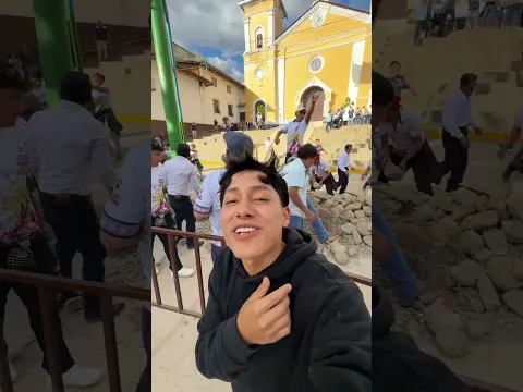Paramos una bandera gigante loc@s!😨 #peru #cajamarca #bandera #humor #elsevis #miloco #kreisi