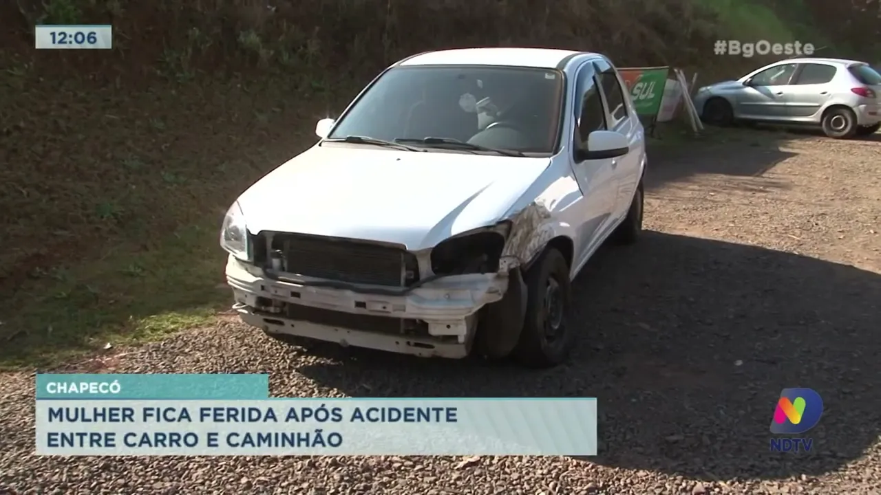 Mulher fica ferida após acidente entre carro e caminhão em Chapecó