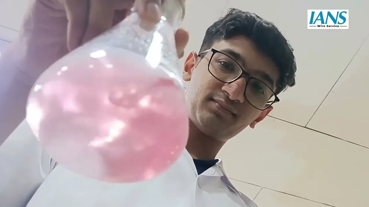 वडोदरा के छात्रों की बड़ी खोज: समुद्र से मिला खुद रोशनी देने वाला बैक्टीरिया