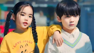 متربيين وعايشين مع بعض زي الإخوات لكنه بيكتشف انو بيحبها وبيغير عليها فبيفضل يطفش أي حد يقرب منها 