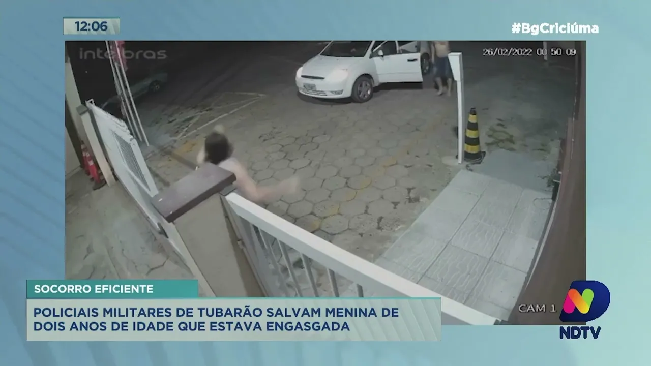 Pais pedem socorro e policiais salvam criança engasgada em Tubarão