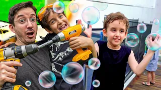 PAULINHO e TOQUINHO Brincam com Ferramentas de Brinquedos, Bolinhas de Sabão e Trem Thomas