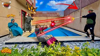 لما تلقي عصاية سحريه في الشارع و امك تضربك و تخدها منك عمر الزير 