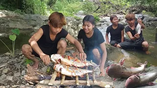 Skills catch fish in river for survival food, Fish spicy roasted for dinner