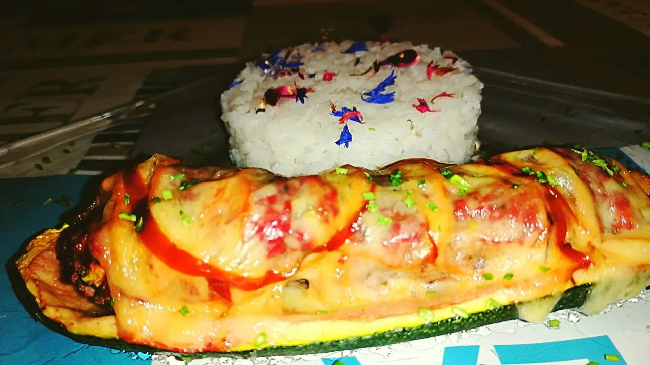 
          
          
          
            
            Gefüllte Zucchini mit Reis
          
        . 